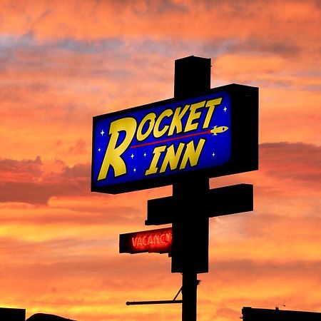 Rocket Inn Трут ор Консекуенсес Екстериор снимка
