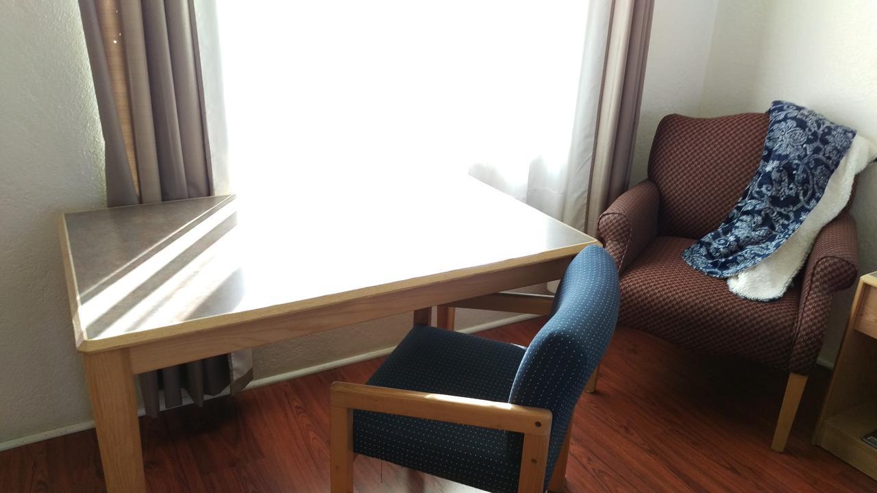 Rocket Inn Трут ор Консекуенсес Екстериор снимка